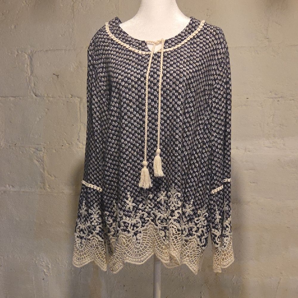 NorthStyle Navy and Cream Blouse